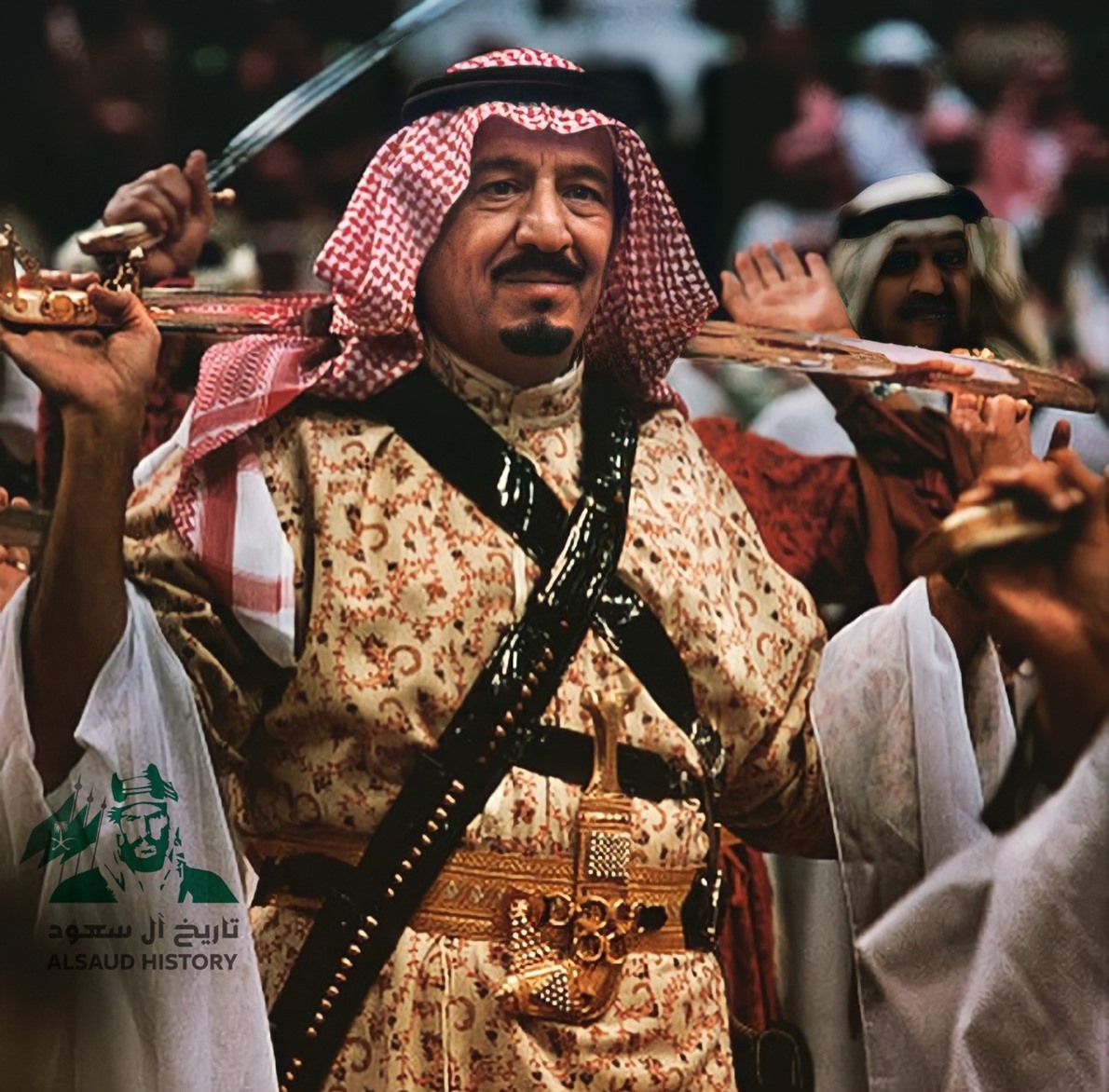 شاهد صورة نادرة للملك سلمان وهو يؤدي رقصة العرضة السعودية المصريون