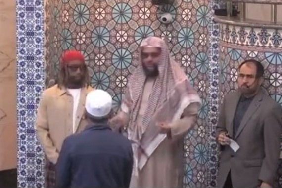 شاهد.. مغني راب أمريكي شهير يشهر إسلامه داخل مسجد في كاليفورنيا
