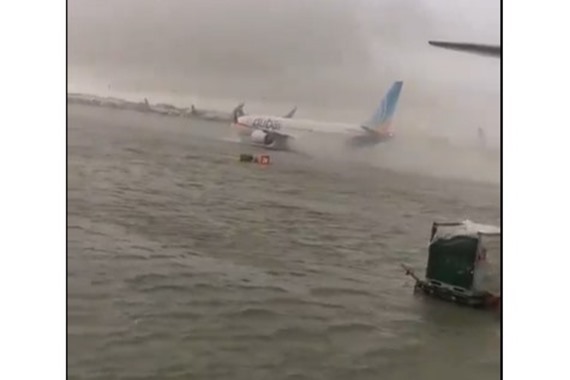 شاهد.. الأمطار تحول مطار دبي إلى بحر وتغرق الطائرات