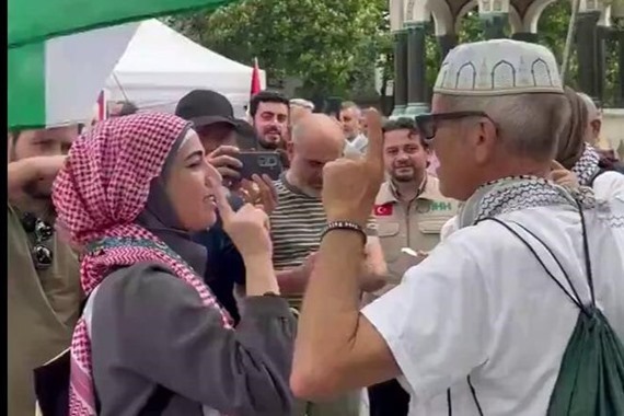 شاهد لحظة اعتناق ناشط أمريكي الإسلام خلال مظاهرة داعمة لغزة