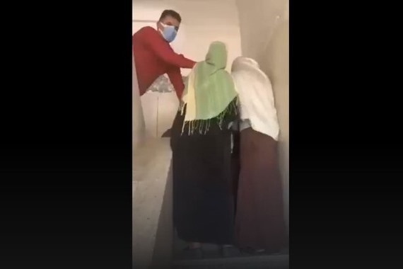 صورة فيديو.. سحل صيدلانية بوحدة صحية بالشرقية بسبب الحجاب والأمن يوضح