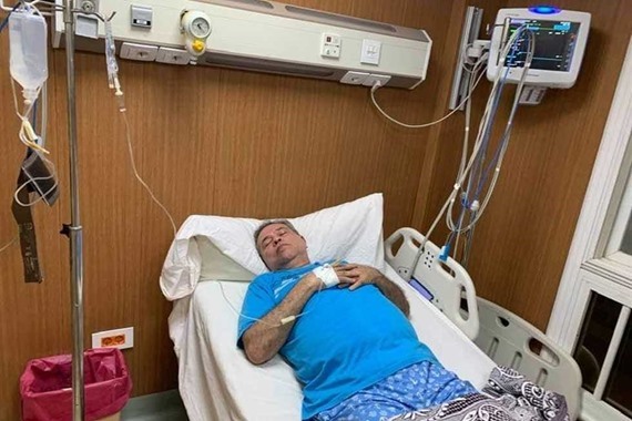 صورة توفيق عكاشة يخضع لعملية جراحية خطيرة.. وزوجته تطلب الدعاء