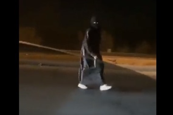 صورة سعودية منقبة تسير وسط الشارع حاملة سكينًا في يدها وتهدد من يعترضها