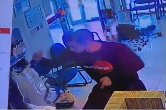 صورة شاهد.. لص يسرق بنك بالكويت ويطعن عاملًا بسكينة في صدره