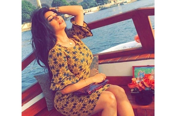 صورة فنانة شهيرة تهدد بنشر فضائح زميلتها: «لا تنسي دبي.. كله متصور»