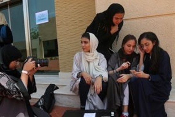 صورة جامعة جدة: ممنوع لبس الطالبات لهذه البناطيل