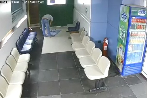 صورة فيديو يهز القلوب.. وفاة فرد أمن بمركز أشعة أثناء سجوده في قيام الليل