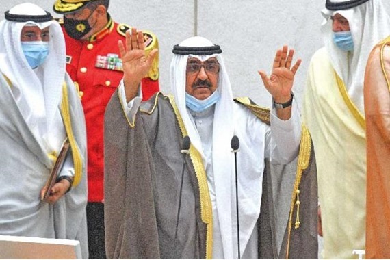 صورة فيديو مؤثر.. ولي عهد الكويت ينهمر في البكاء أثناء قراءة آية قرآنية في مجلس الأمة