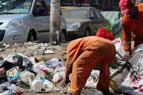 عمال النظافة تضحيات بلا تكريم المصريون