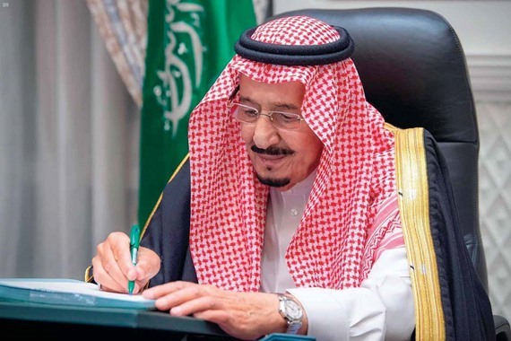 صورة لأول مرة.. الملك سلمان يمنح الجنسية السعودية لهؤلاء