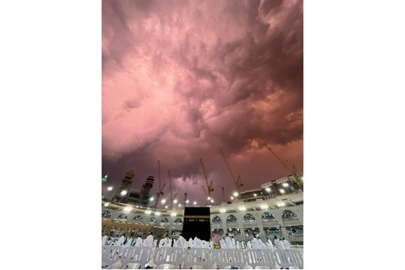 صورة هاشتاج ” مكة الآن ” يتصدر السعودية .. ونشطاء ينشرون مقاطع مذهلة للكعبة أثناء نزول المطر عليها