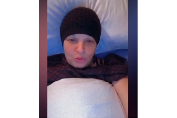 صورة فيفي عبده تفاجيء الجميع من سريرها وتكشف سبب مرضها (فيديو)