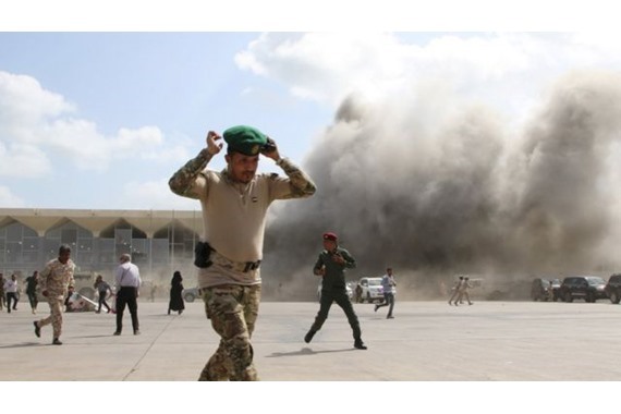صورة انفجار قرب القصر الذي انتقلت إليه الحكومة بعد تفجير مطار عدن
