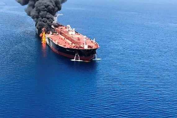 صورة تطور خطير.. استهداف سفينة إسرائيلية بالخليج وأنباء عن تورط إيران