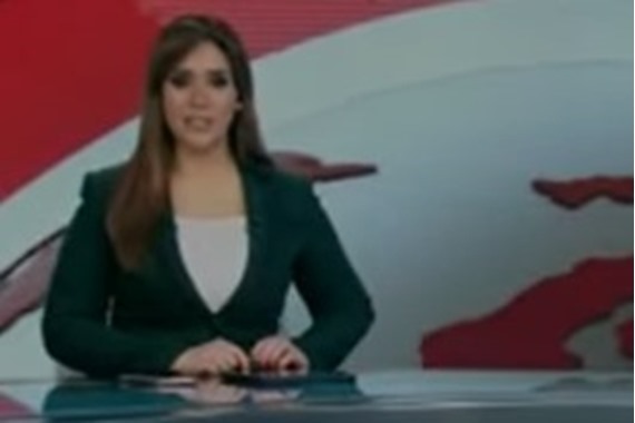 صورة مذيعة التليفزيون المصري نسيت أنها على الهواء..شاهد ماذا فعلت