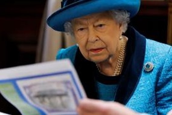 صورة ماذا فعلت ملكة بريطانيا حين وجدت “دودة” في طعامها؟