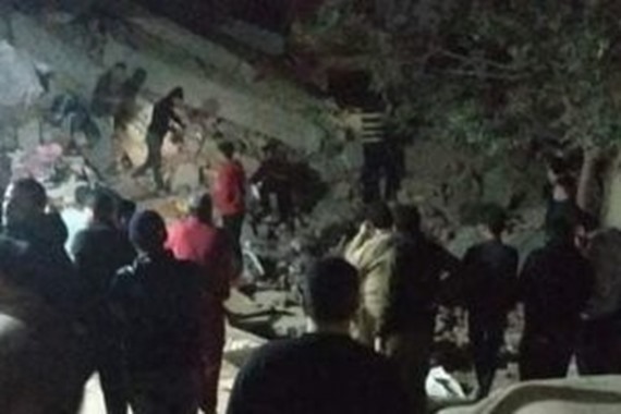 صورة انهيار عقار كبير في جسر السويس .. والبحث عن ضحايا تحت الأنقاض