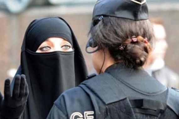 صورة استفتاء في سويسرا لحظر النقاب