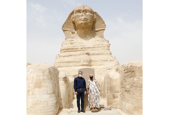 صورة وزير السياحة يلتقي بالأمريكية جلوريا والكر في أول أيام تحقيق حلمها بزيارة الأهرامات