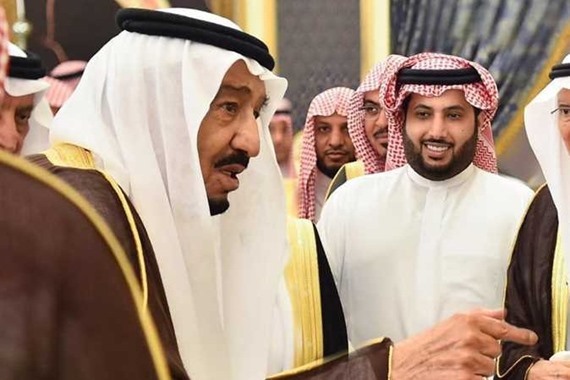 صورة شاهد.. الملك سلمان يُكرّم تركي آل الشيخ ويمنحه وشاح الملك عبدالعزيز