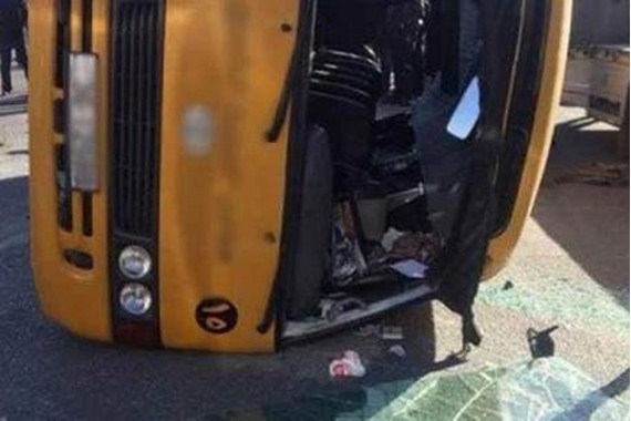 صورة شاهد.. حادث مروع لتصادم أتوبيس مدارس وسيارة في السعودية