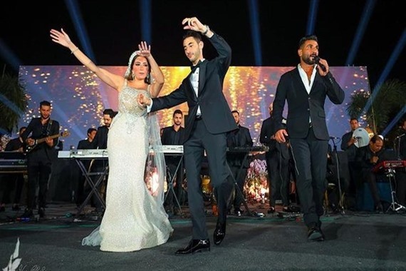 صورة عروس تبكي وتترك حفل الزفاف أثناء غناء أحمد سعد في فرحها لهذا السبب