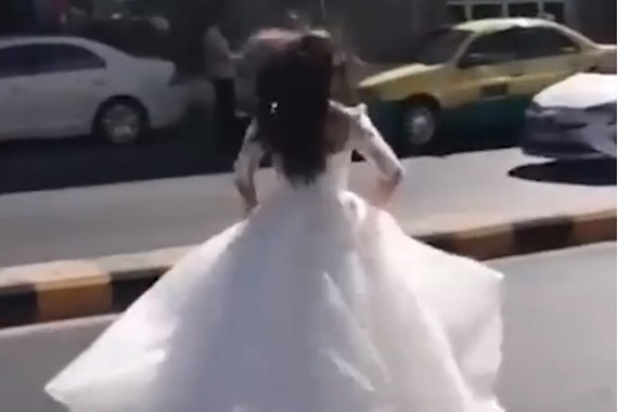 صورة عروس تهرب من حفل زفافها وتجري بالفستان في شوارع عمان والسبب صادم