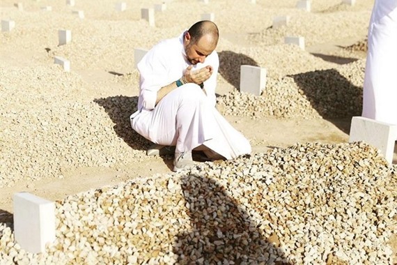صورة شاهد/ الأمير خالد بن الوليد بن طلال ينهار على قبر والدته