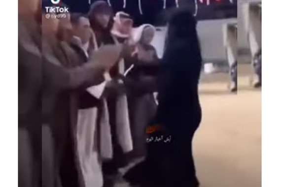 صورة شاهد/ منتقبة تقود مجموعة من الرجال في رقصة «الدحة»